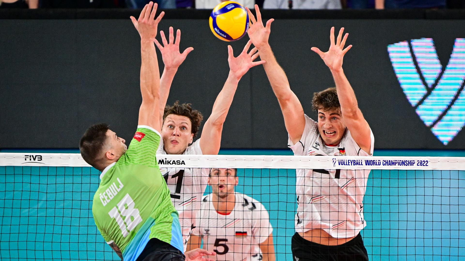 Die deutschen Volleyballer Lukas Kampa und Tobias Krick beim Vorrundenduell gegen Slowenien Die deutschen Volleyballer Lukas Kampa und Tobias Krick beim Vorrundenduell gegen Slowenien