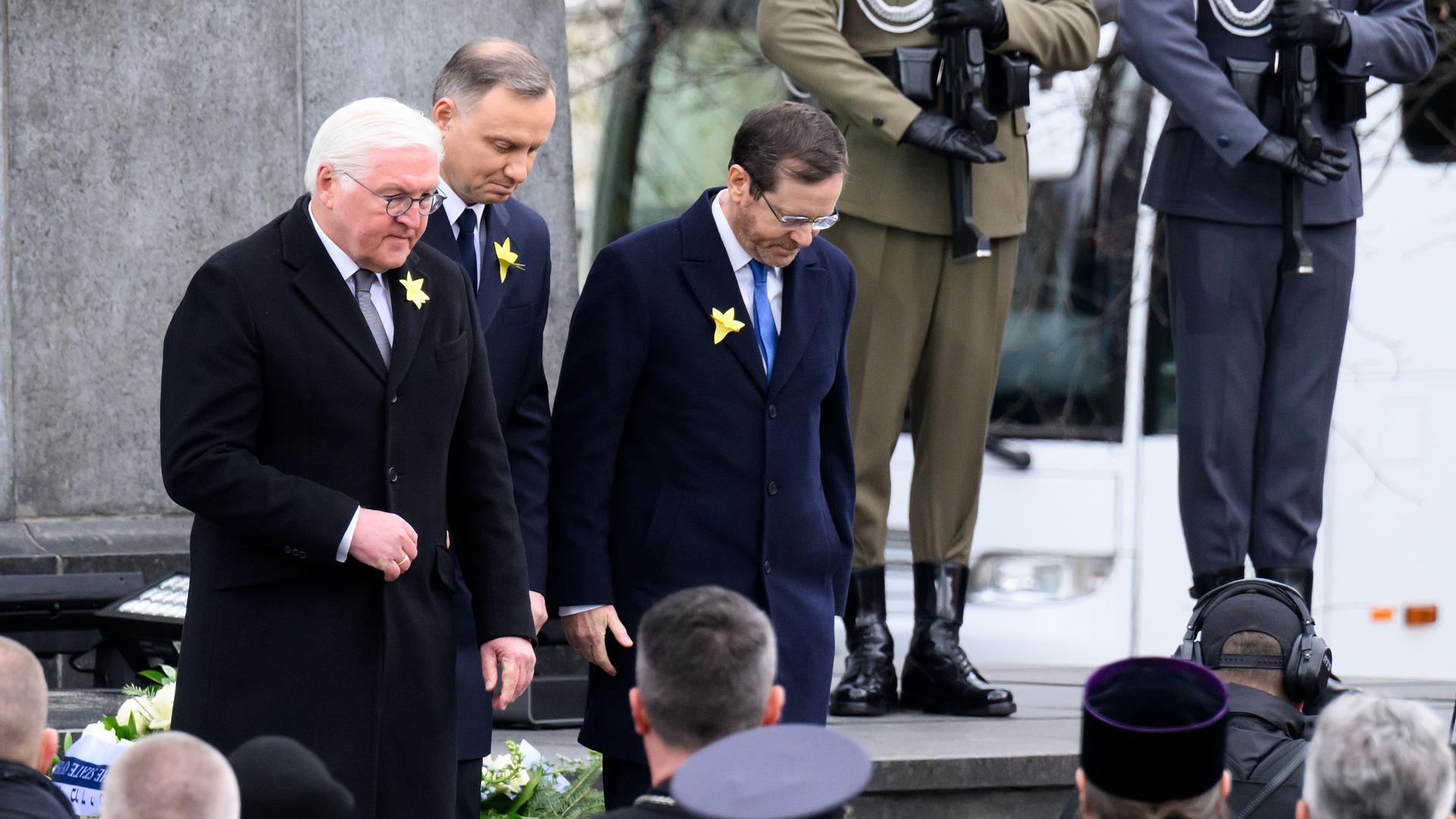 Gedenk-Feier in der Stadt Warschau in dem Land Polen: Bundespräsident Frank-Walter Steinmeier (links) steht neben Izchak Herzog (Präsident von dem Land Israel) und Andrzej Duda (Präsident von dem Land Polen). Sie verneigen sich. Gedenk-Feier in der Stadt Warschau in dem Land Polen: Bundespräsident Frank-Walter Steinmeier (links) steht neben Izchak Herzog (Präsident von dem Land Israel) und Andrzej Duda (Präsident von dem Land Polen). Sie verneigen sich.
