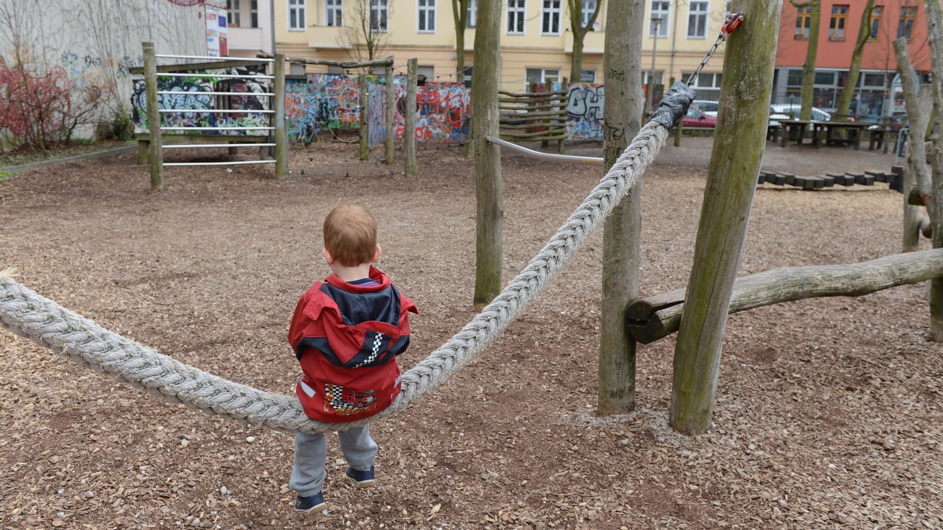 Illustration - Ein fünfjähriger Junge sitzt allein auf einer Schaukel auf einem Abenteuerspielplatz in Berlin, aufgenommen am 10.4.2012. Foto: Jens Kalaene Illustration - Ein fünfjähriger Junge sitzt allein auf einer Schaukel auf einem Abenteuerspielplatz in Berlin, aufgenommen am 10.4.2012. Foto: Jens Kalaene