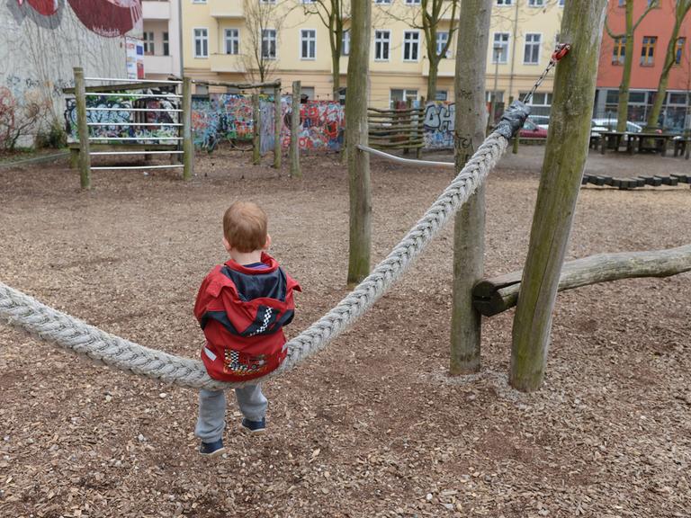 Illustration - Ein fünfjähriger Junge sitzt allein auf einer Schaukel auf einem Abenteuerspielplatz in Berlin, aufgenommen am 10.4.2012. Foto: Jens Kalaene