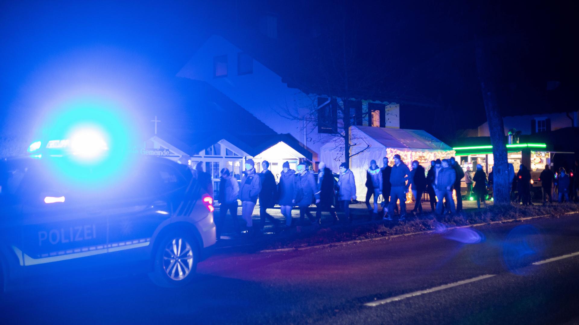 Corona-Maßnahmenkritiker ziehen abends durch Murnau. Corona-Maßnahmenkritiker ziehen abends durch Murnau.