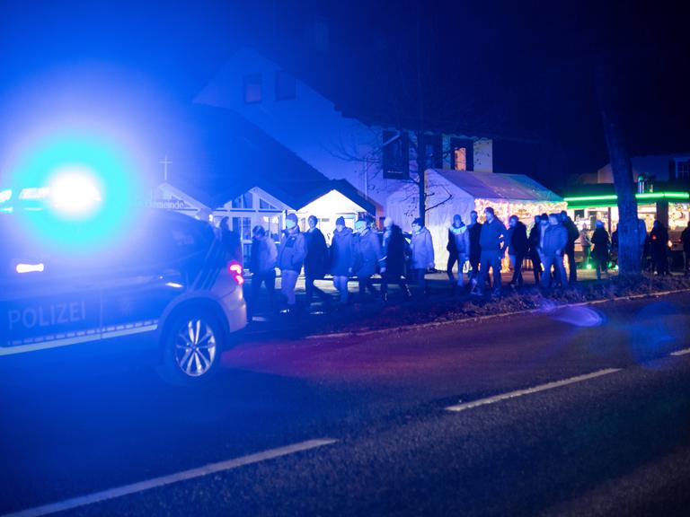 Corona-Maßnahmenkritiker ziehen abends durch Murnau.