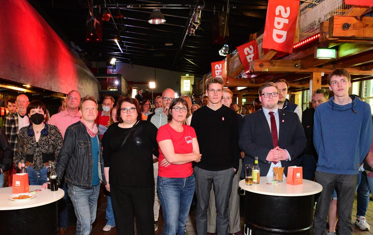 Anhänger der SPD reagieren auf der SPD-Wahlparty nach Bekanntgaben der ersten Prognosen zur Landtagswahl in Schleswig-Holstein.