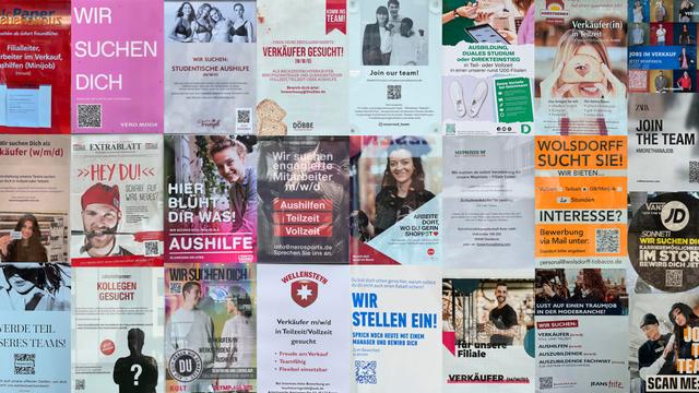 25 Plakate in Schaufenstern der Innenstadt von Essen suchen nach Mitarbeitern