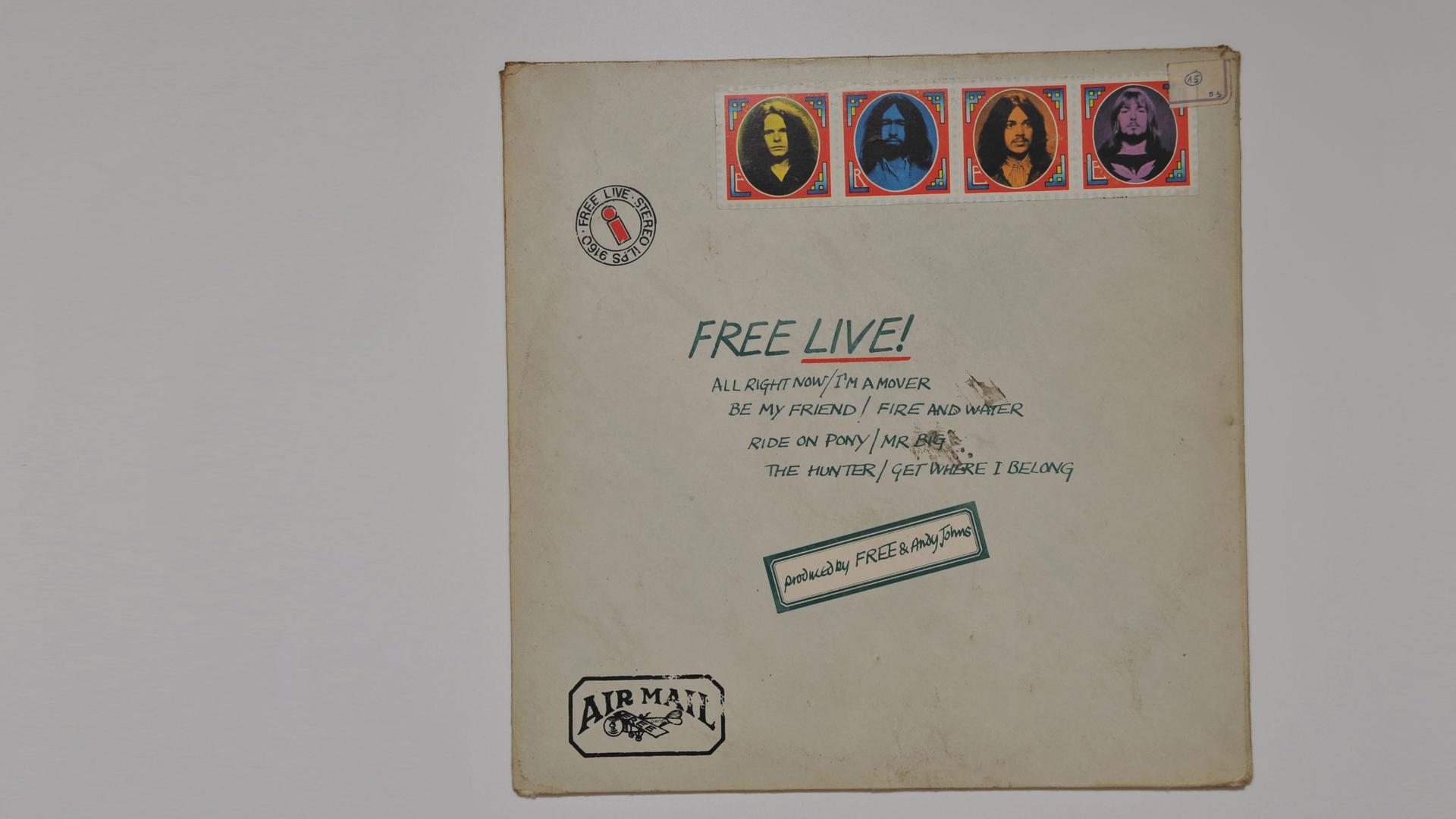 Das Cover der LP "Free Live!" der Gruppe Free ist wie ein Brief gestaltet. Die Köpfe der vier Musiker sind oben rechts in der Gestaltung von Briefmarken abgebildet.Der Titel der Platte steht dort, wo bei einem Brief der Absender steht. Unten links ist ein Stemple Air Mail zu sehen.