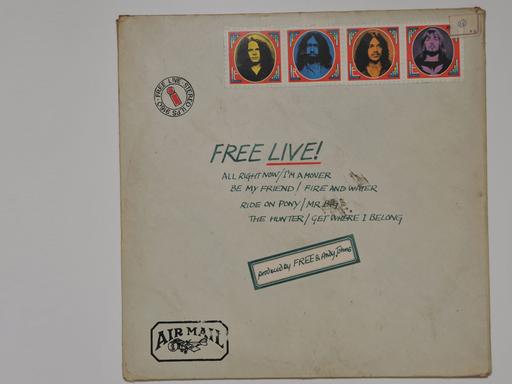 Das Cover der LP "Free Live!" der Gruppe Free ist wie ein Brief gestaltet. Die Köpfe der vier Musiker sind oben rechts in der Gestaltung von Briefmarken abgebildet.Der Titel der Platte steht dort, wo bei einem Brief der Absender steht. Unten links ist ein Stemple Air Mail zu sehen.