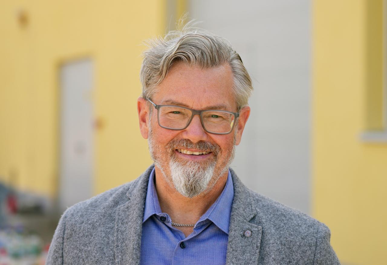 Mann mit Brille lächelt in die Kamera: Hans-Joachim Polk, VNG-Vorstand Infrastruktur/Technik. Mann mit Brille lächelt in die Kamera: Hans-Joachim Polk, VNG-Vorstand Infrastruktur/Technik.