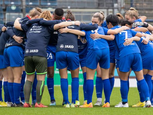 Das Team von Turbine Potsdam steht im Kreis zusammen.