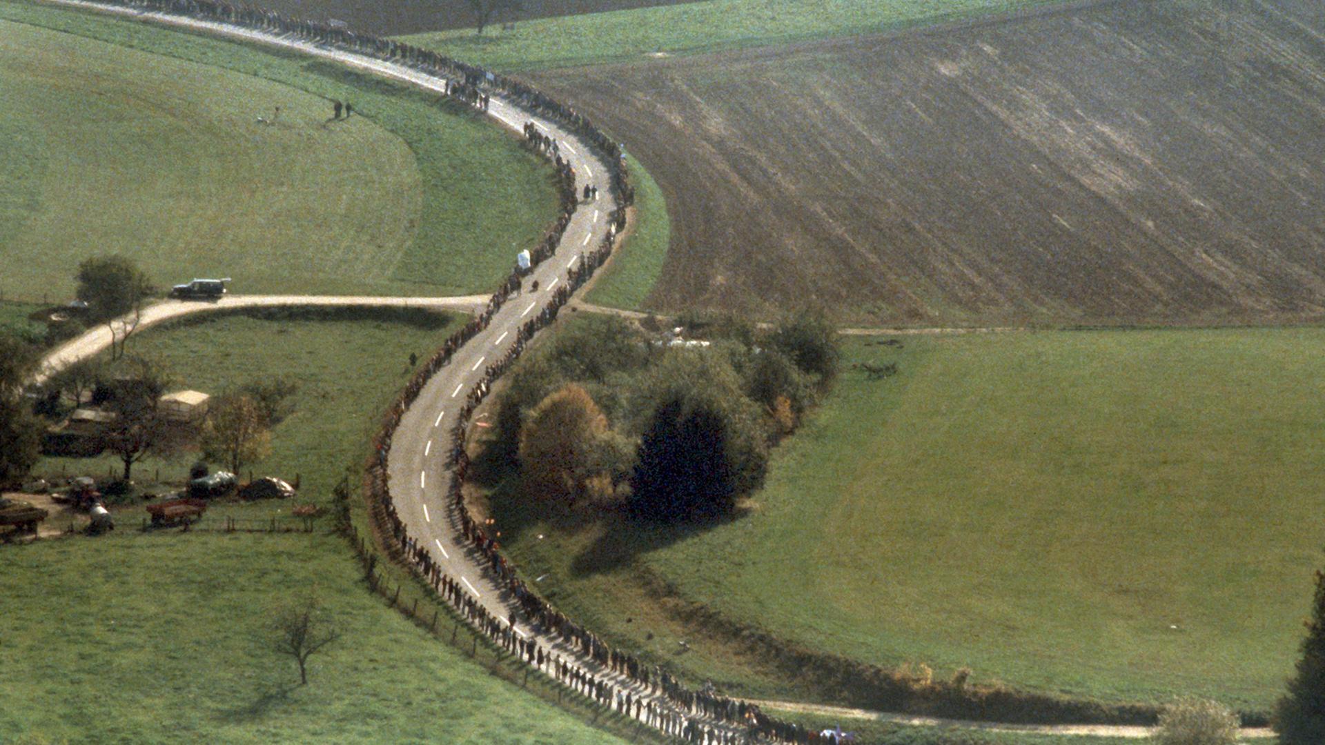 Luftbild der Menschenkette am 22.10.1983 auf der BundesstraÃe 10 zwischen Plochingen und Ulm. (Luftbildfreigabe Nr. 000 B 27327, Regierungspräsident Stuttgart). Im Rahmen der von der Friedensbewegung initiierten "Aktionswoche" gegen die Stationierung neuer Nato-Mittelstreckenraketen in Europa bildeten Tausende von Demonstranten eine Menschenkette von den amerikanischen Wiley-Barracks in Neu-Ulm bis nach Stuttgart. Luftbild der Menschenkette am 22.10.1983 auf der BundesstraÃe 10 zwischen Plochingen und Ulm. (Luftbildfreigabe Nr. 000 B 27327, Regierungspräsident Stuttgart). Im Rahmen der von der Friedensbewegung initiierten "Aktionswoche" gegen die Stationierung neuer Nato-Mittelstreckenraketen in Europa bildeten Tausende von Demonstranten eine Menschenkette von den amerikanischen Wiley-Barracks in Neu-Ulm bis nach Stuttgart.