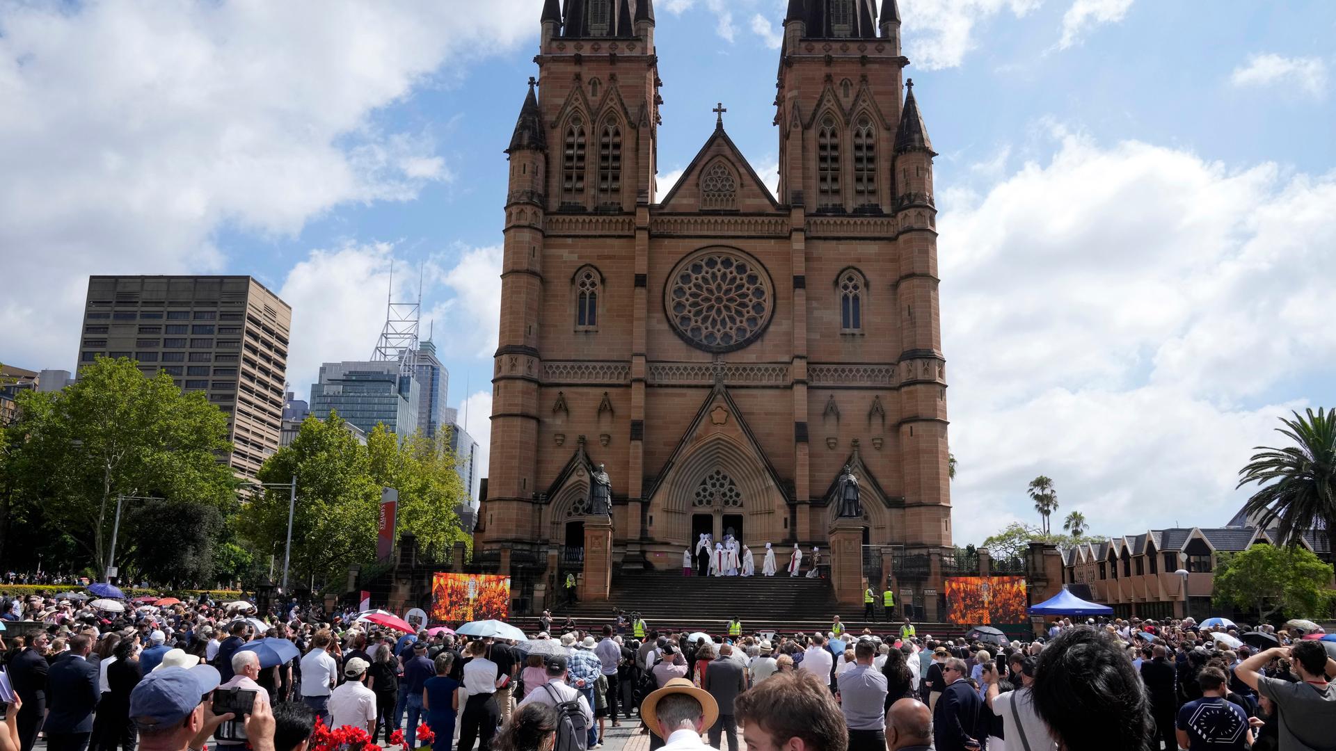 Australien - Tausende Trauernde bei Totenmesse für Kardinal Pell - Proteste gegen Missbrauch