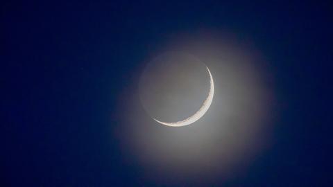 Mondsichel drei Tage nach Neumond am dunkelblauen Himmel