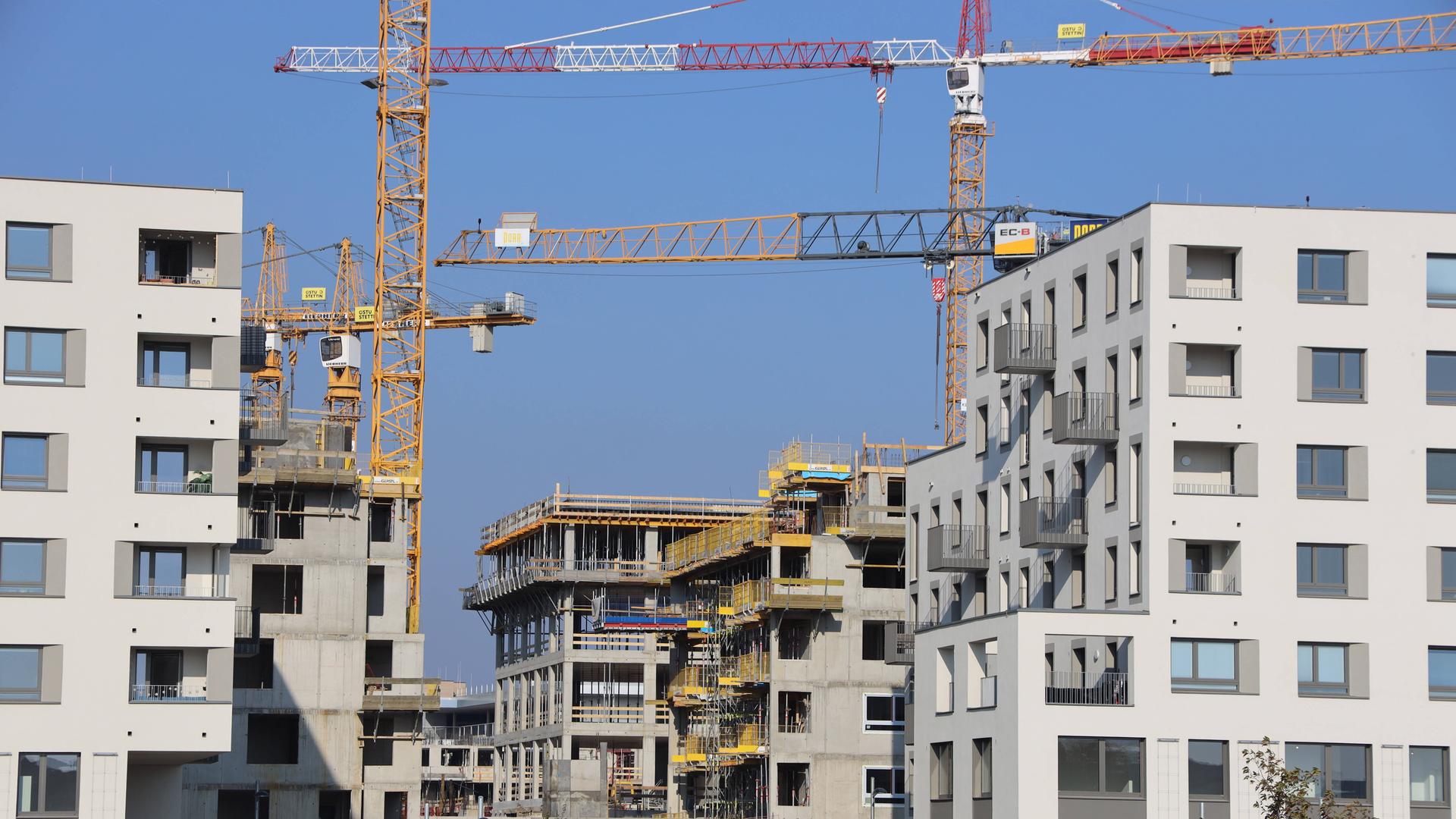 Eine Baustelle mit Hochhäusern und Kränen Eine Baustelle mit Hochhäusern und Kränen