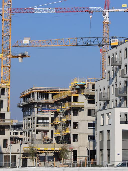 Eine Baustelle mit Hochhäusern und Kränen 