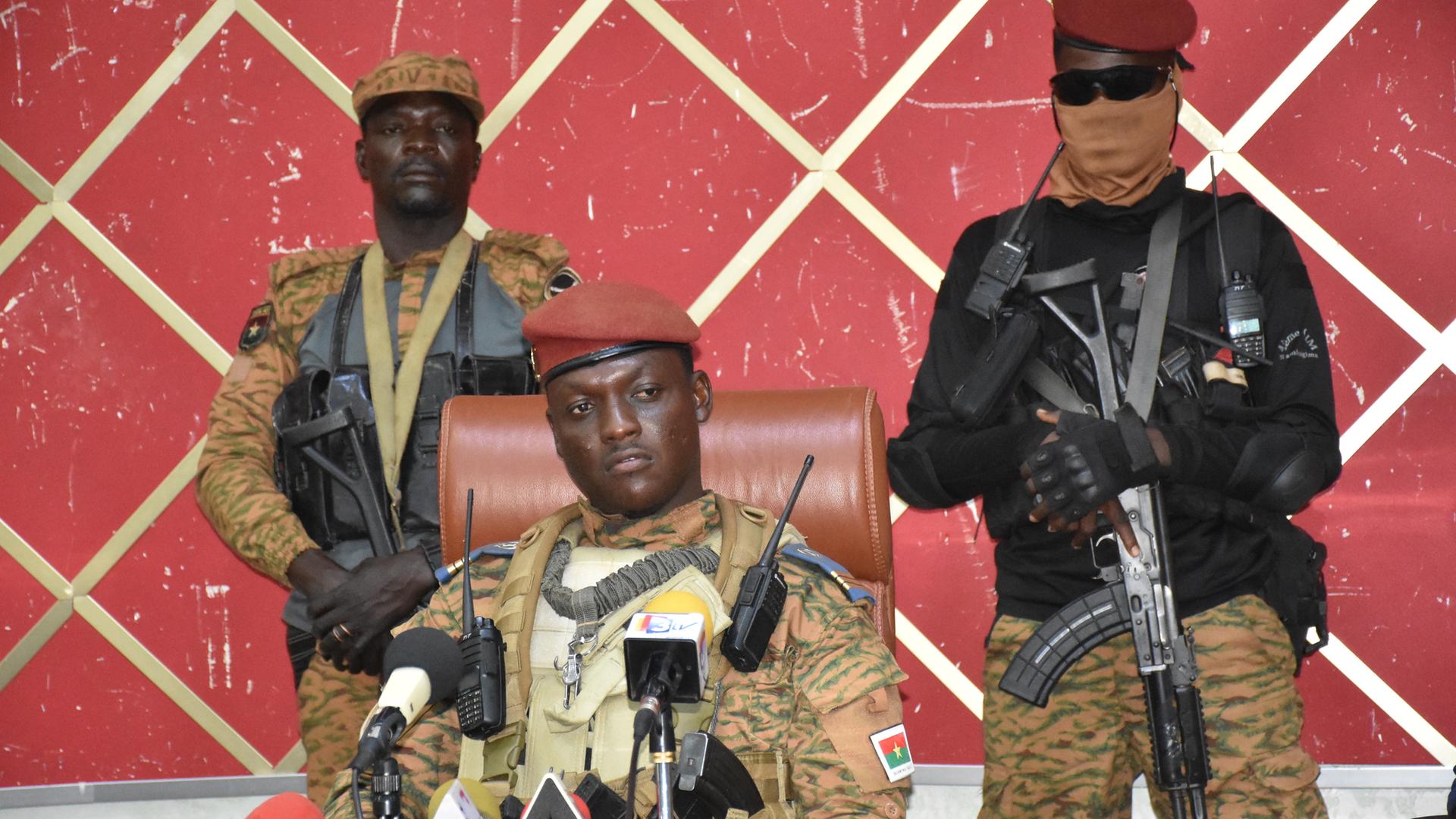Der neue Herrscher nach dem Staatsstreich in Burkina Faso, Ibrahim Traoré, aufgenommen am 02.10.2022 bei einer Pressekonferenz in Ouagadougou Der neue Herrscher nach dem Staatsstreich in Burkina Faso, Ibrahim Traoré, aufgenommen am 02.10.2022 bei einer Pressekonferenz in Ouagadougou