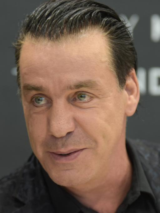 Das Foto zeigt Till Lindemann, Sänger der Band Rammstein.
