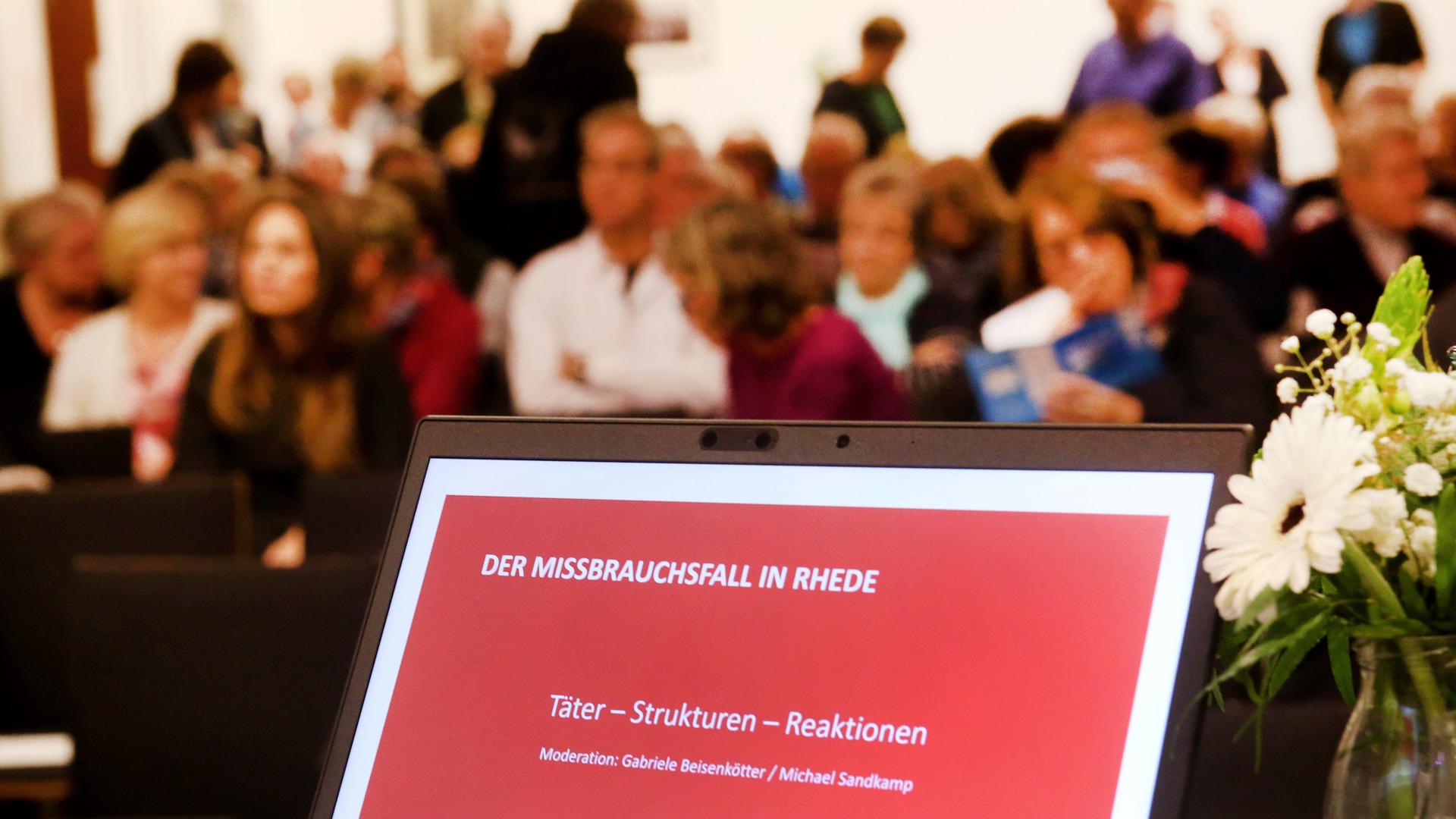Zahlreiche Menschen nehmen an der Informationsveranstaltung "Der Missbrauchsfall in Rhede" im Pfarrheim der Pfarrei "Zur Heiligen Familie" des Bistums Münster teil. Zahlreiche Menschen nehmen an der Informationsveranstaltung "Der Missbrauchsfall in Rhede" im Pfarrheim der Pfarrei "Zur Heiligen Familie" des Bistums Münster teil.