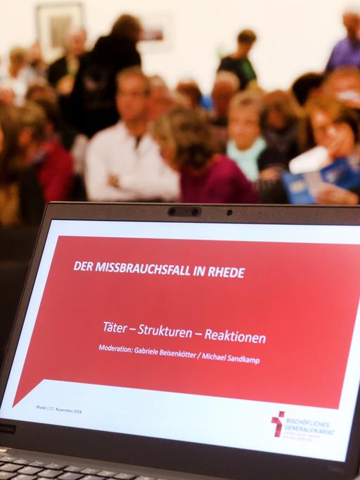 Zahlreiche Menschen nehmen an der Informationsveranstaltung "Der Missbrauchsfall in Rhede" im Pfarrheim der Pfarrei "Zur Heiligen Familie" des Bistums Münster teil.