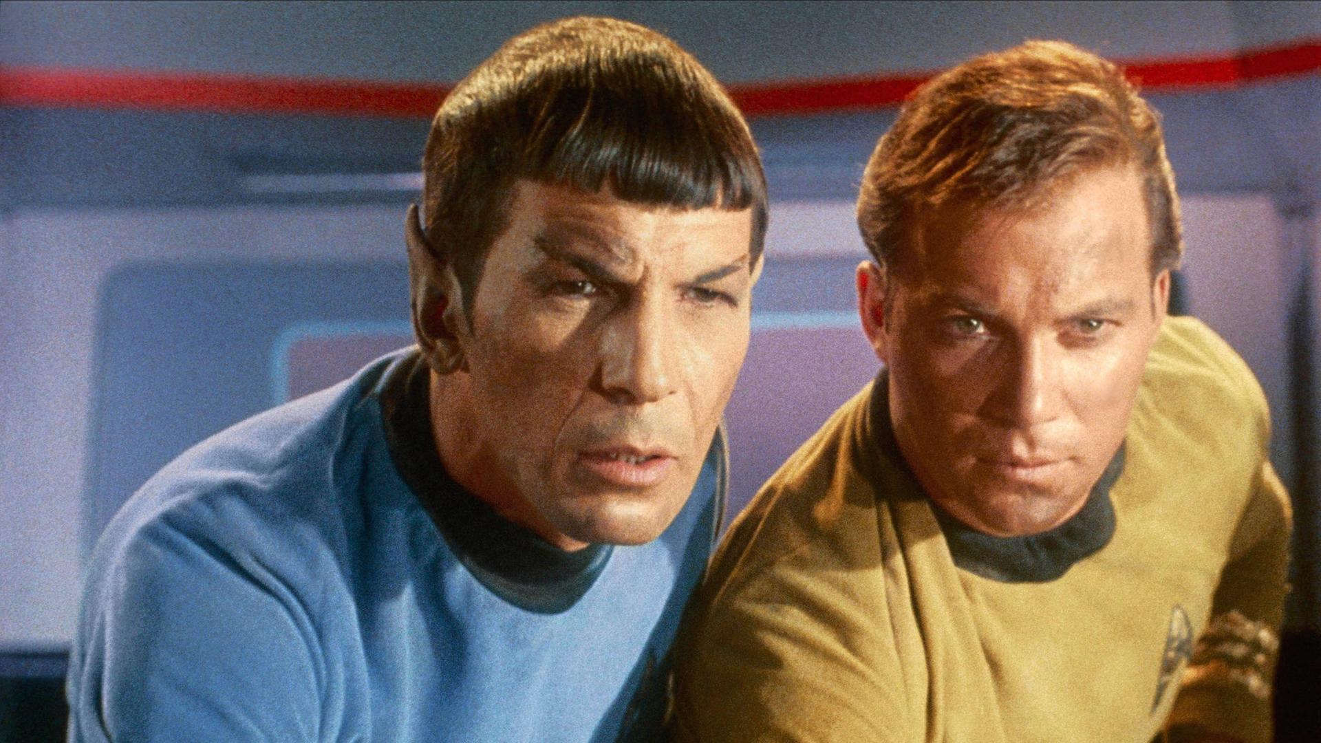 Mr. Spock und Captain James T. Kirk schauen gespannt nach vorn. Mr. Spock und Captain James T. Kirk schauen gespannt nach vorn.