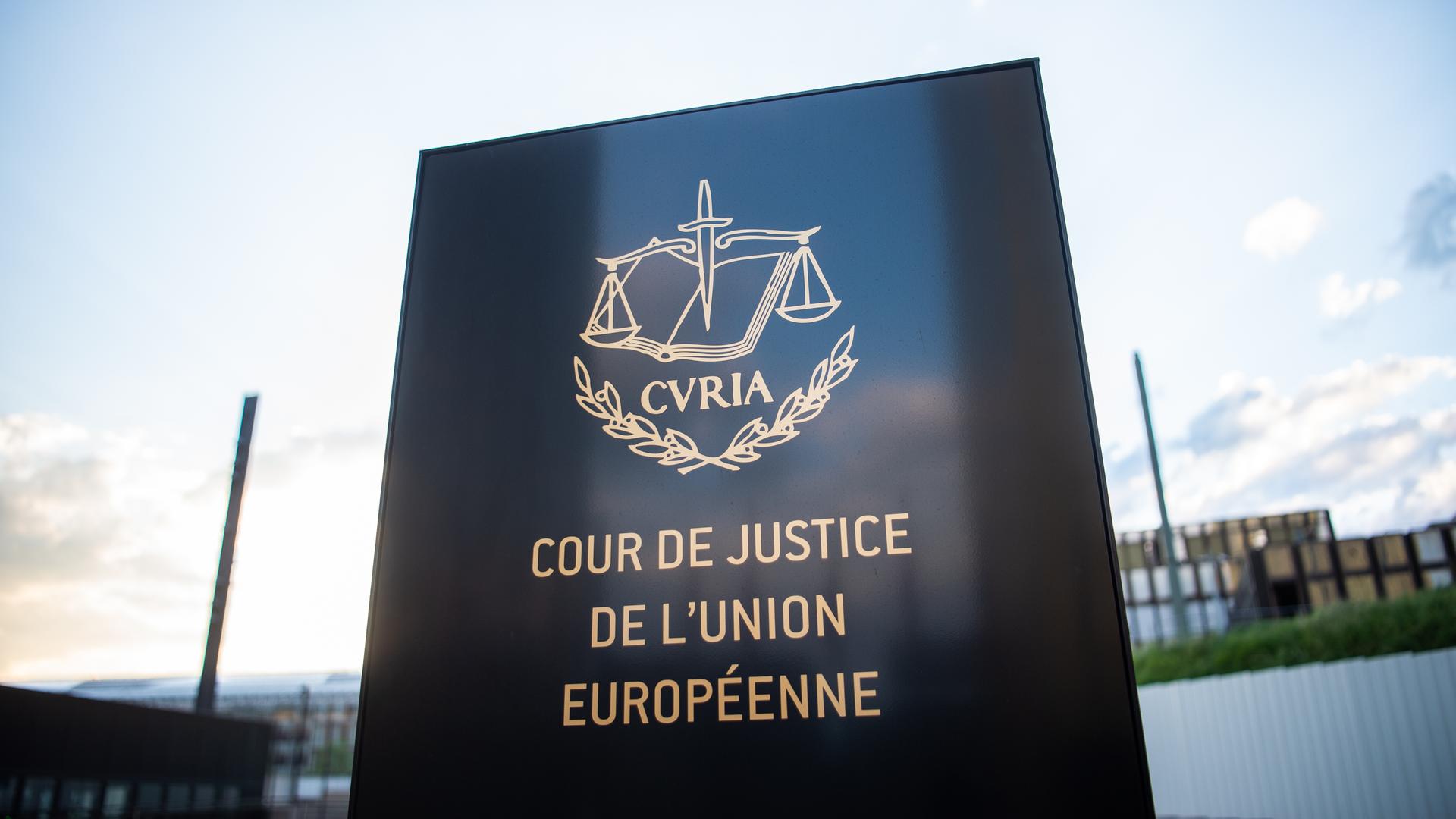 Das Bild zeigt ein Schild vor dem Europäischen Gerichtshof mit der Aufschrift "Cour de Justice de l'union Européene" im Europaviertel auf dem Kirchberg. Das Bild zeigt ein Schild vor dem Europäischen Gerichtshof mit der Aufschrift "Cour de Justice de l'union Européene" im Europaviertel auf dem Kirchberg.