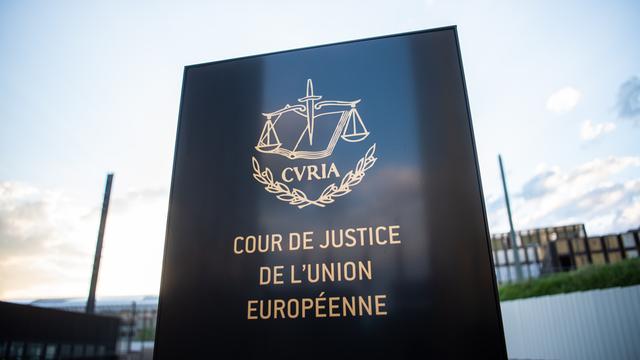 Das Bild zeigt ein Schild vor dem Europäischen Gerichtshof mit der Aufschrift "Cour de Justice de l'union Européene" im Europaviertel auf dem Kirchberg.