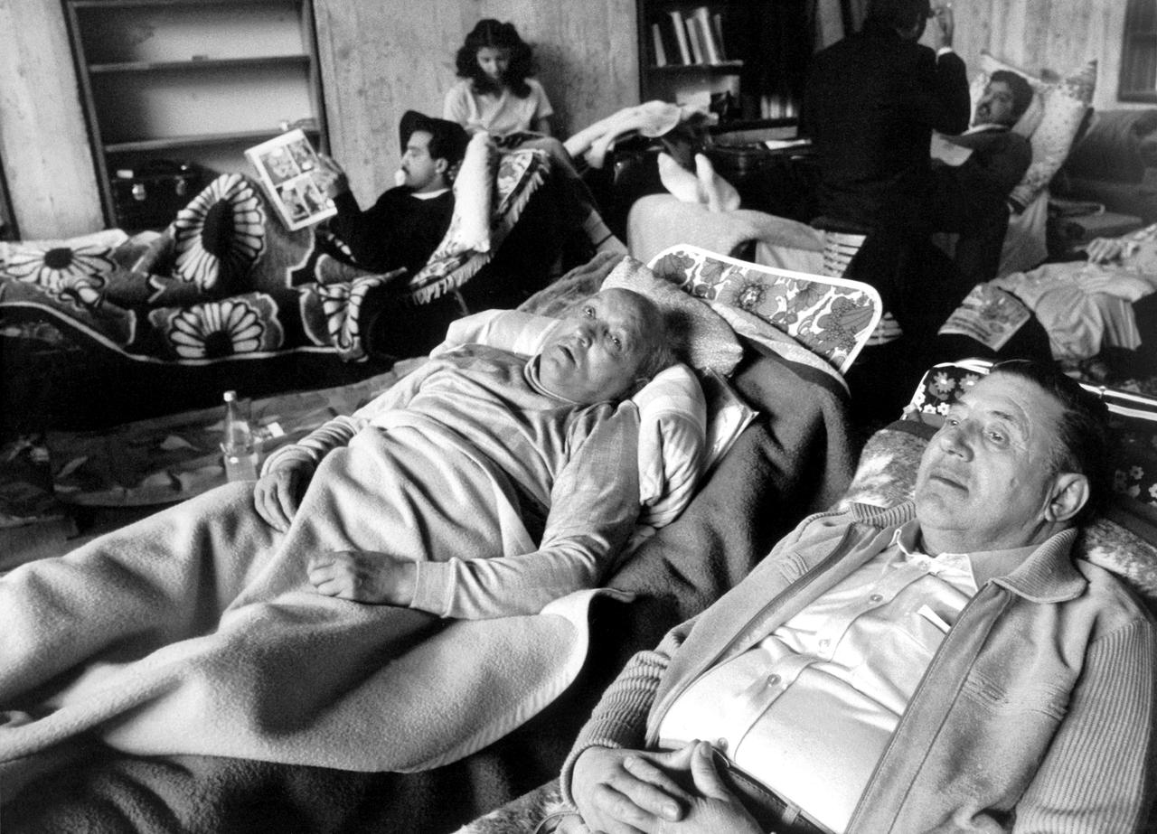 Sichtlich geschwächt liegen einige der 12 Sinti, die sich im Hungerstreik befinden, am 10.4.1980 auf dem Gelände des ehemaligen Konzerntrationslagers Dachau auf Liegestühlen. Sichtlich geschwächt liegen einige der 12 Sinti, die sich im Hungerstreik befinden, am 10.4.1980 auf dem Gelände des ehemaligen Konzerntrationslagers Dachau auf Liegestühlen.