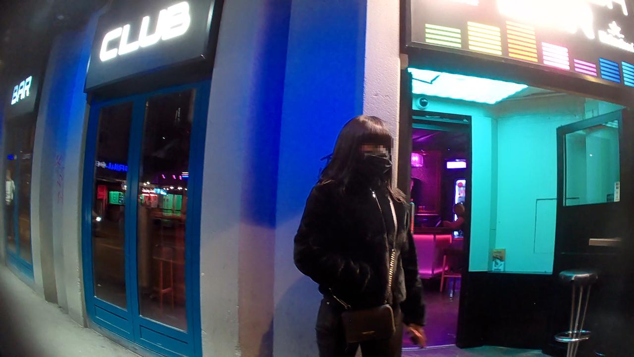 Informantin aus Nigeria steht vor Club in Züricher Rotlichtviertel.