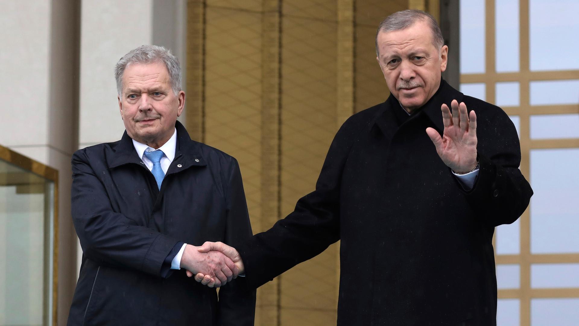 Die Präsidenten der Türkei und Finnlands, Erdogan (r) und Niinistö, geben sich in Ankara die Hand.