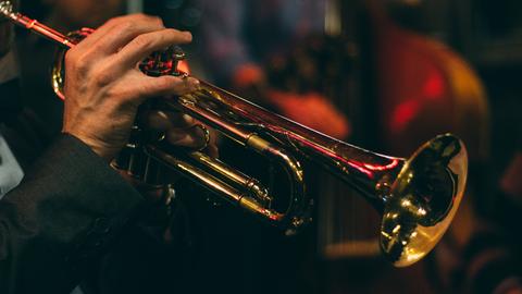Ein Musiker spielt auf einer Jazztrompete.