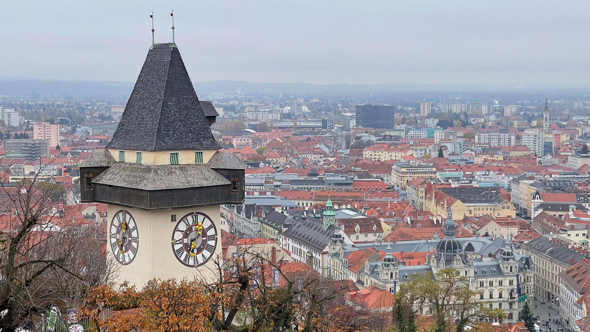 Der Uhrturm von Graz ist das Wahrzeichen der österreichischen Landeshauptstadt in der Steiermark. Der Uhrturm von Graz ist das Wahrzeichen der österreichischen Landeshauptstadt in der Steiermark.