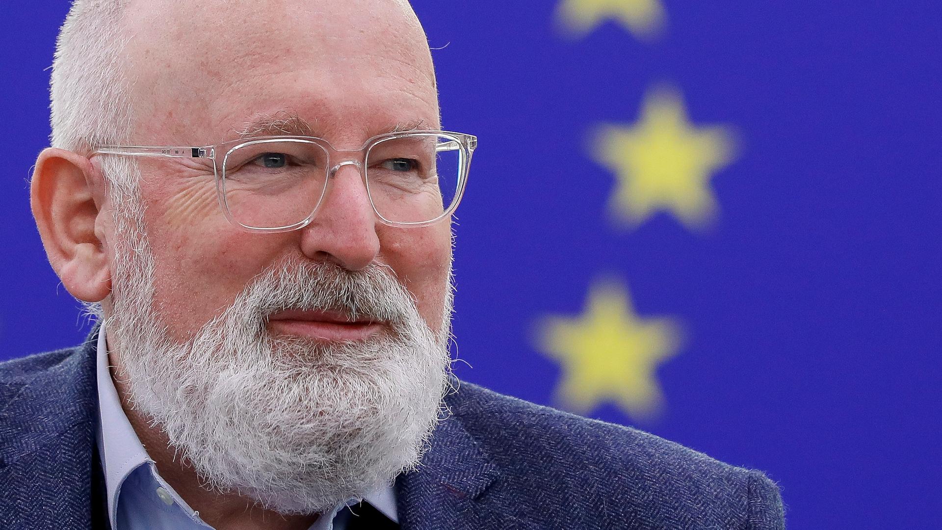 Frans Timmermans vor einer Flagge der EU Frans Timmermans vor einer Flagge der EU