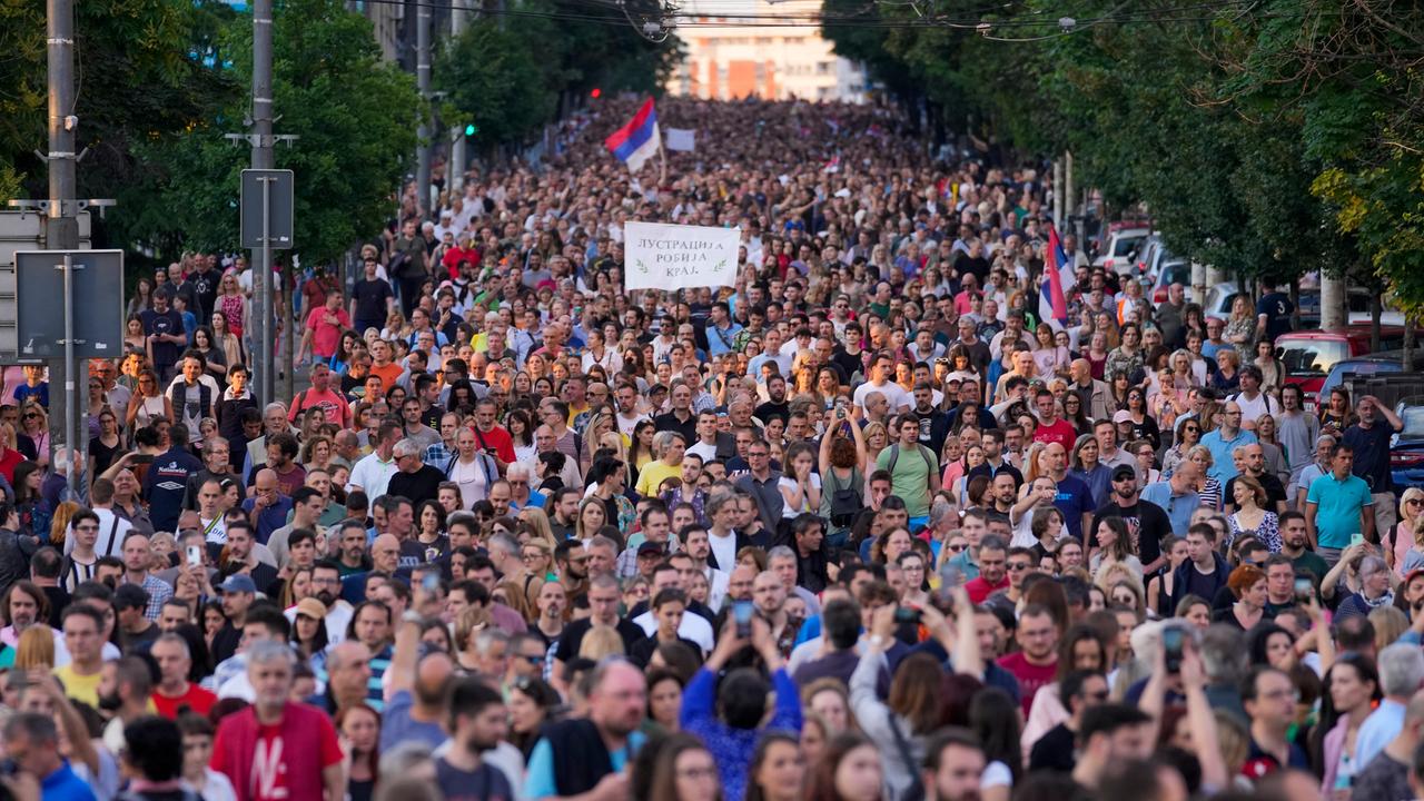 Serbien - Tausende Bei Protesten Gegen Gewalt