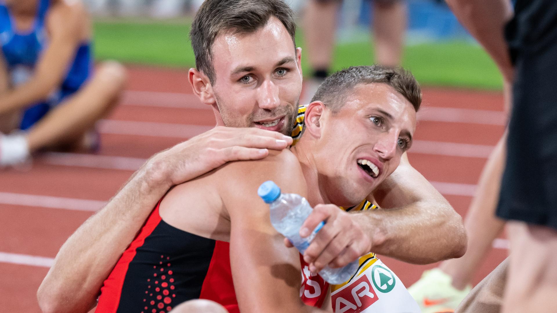 Niklas Kaul (l, Deutschland) freut sich mit Simon Ehammer (Schweiz, Silber) über seinen Sieg. Niklas Kaul (l, Deutschland) freut sich mit Simon Ehammer (Schweiz, Silber) über seinen Sieg.