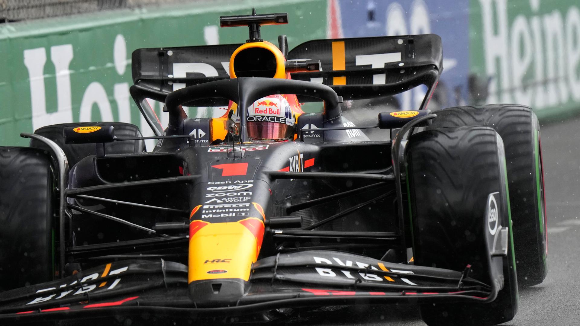 Formel 1-Pilot Max Verstappen steuert sein Auto während des Großen Preises von Monaco auf der Rennstrecke. Formel 1-Pilot Max Verstappen steuert sein Auto während des Großen Preises von Monaco auf der Rennstrecke.