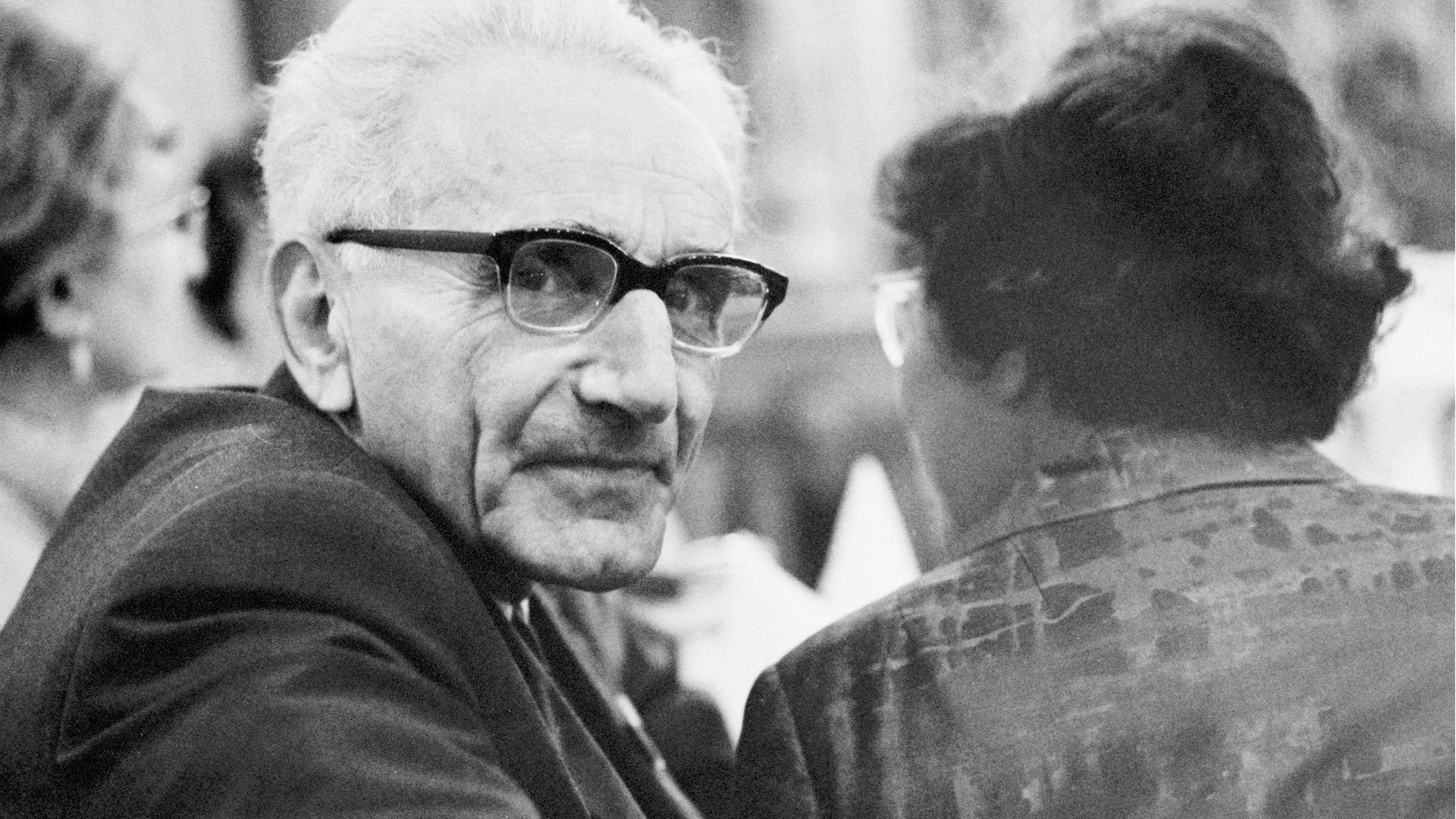 Ein historisches schwarz-weiss Porträt von Günter Anders, 1965.