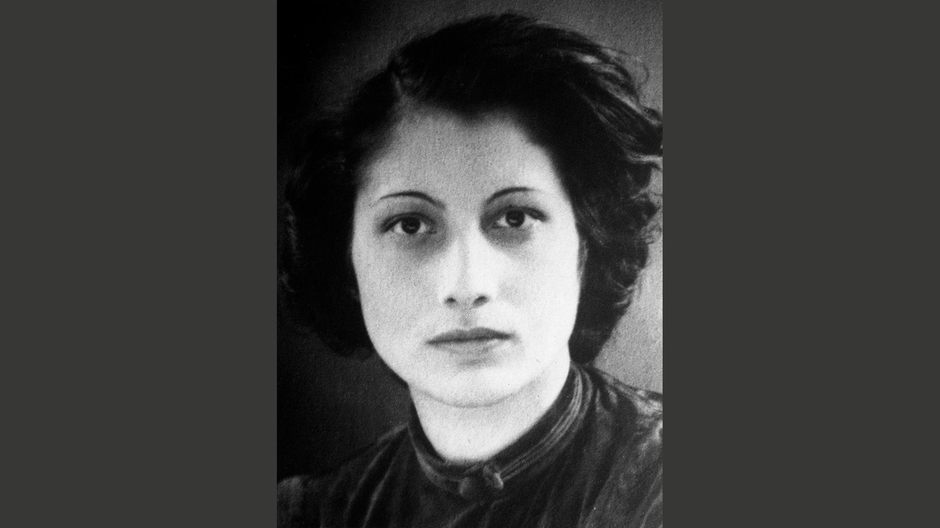 Noor Inayat Khan (1914-1944) war die erste Funkerin, die in das vom Feind besetzte Frankreich eingeschleust wurde. Noor Inayat Khan (1914-1944) war die erste Funkerin, die in das vom Feind besetzte Frankreich eingeschleust wurde.