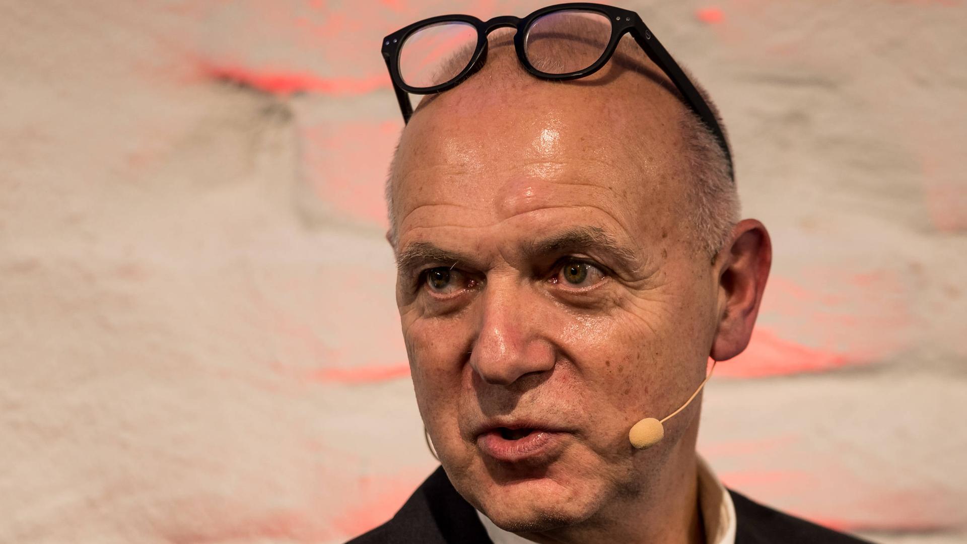 DFB-Präsident Bernd Neuendorf bei der Podiumsdiskussion in Köln zu Schlussfolgerungen aus der WM in Katar. DFB-Präsident Bernd Neuendorf bei der Podiumsdiskussion in Köln zu Schlussfolgerungen aus der WM in Katar.