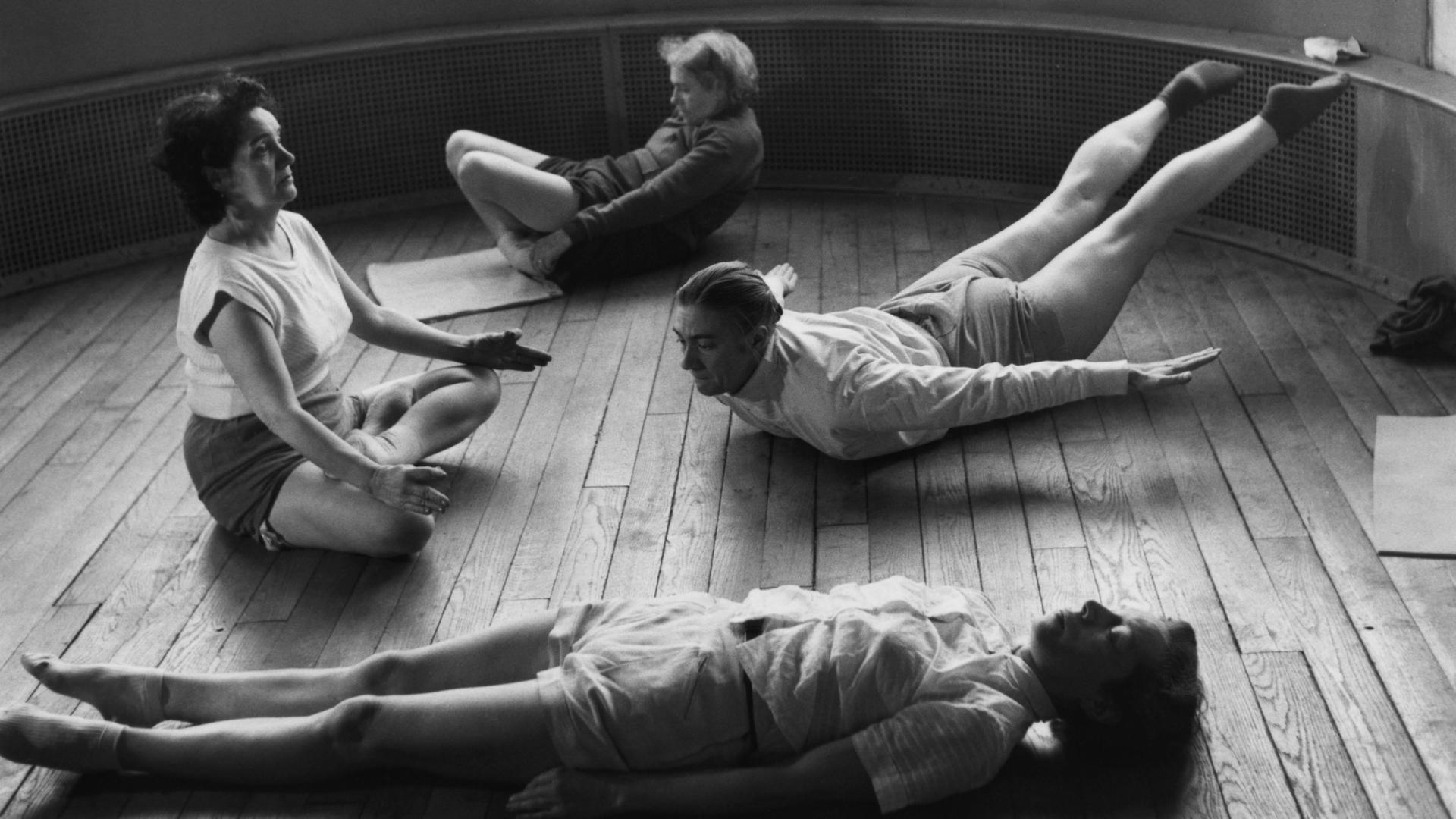 Frauen beim Yoga 1961. Frauen beim Yoga 1961.