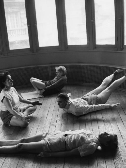 Frauen beim Yoga 1961.