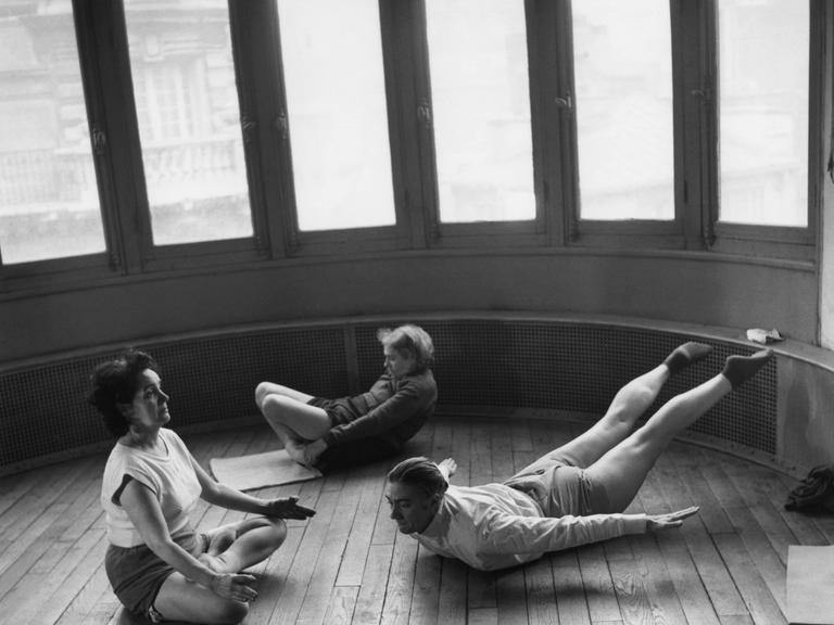 Frauen beim Yoga 1961.