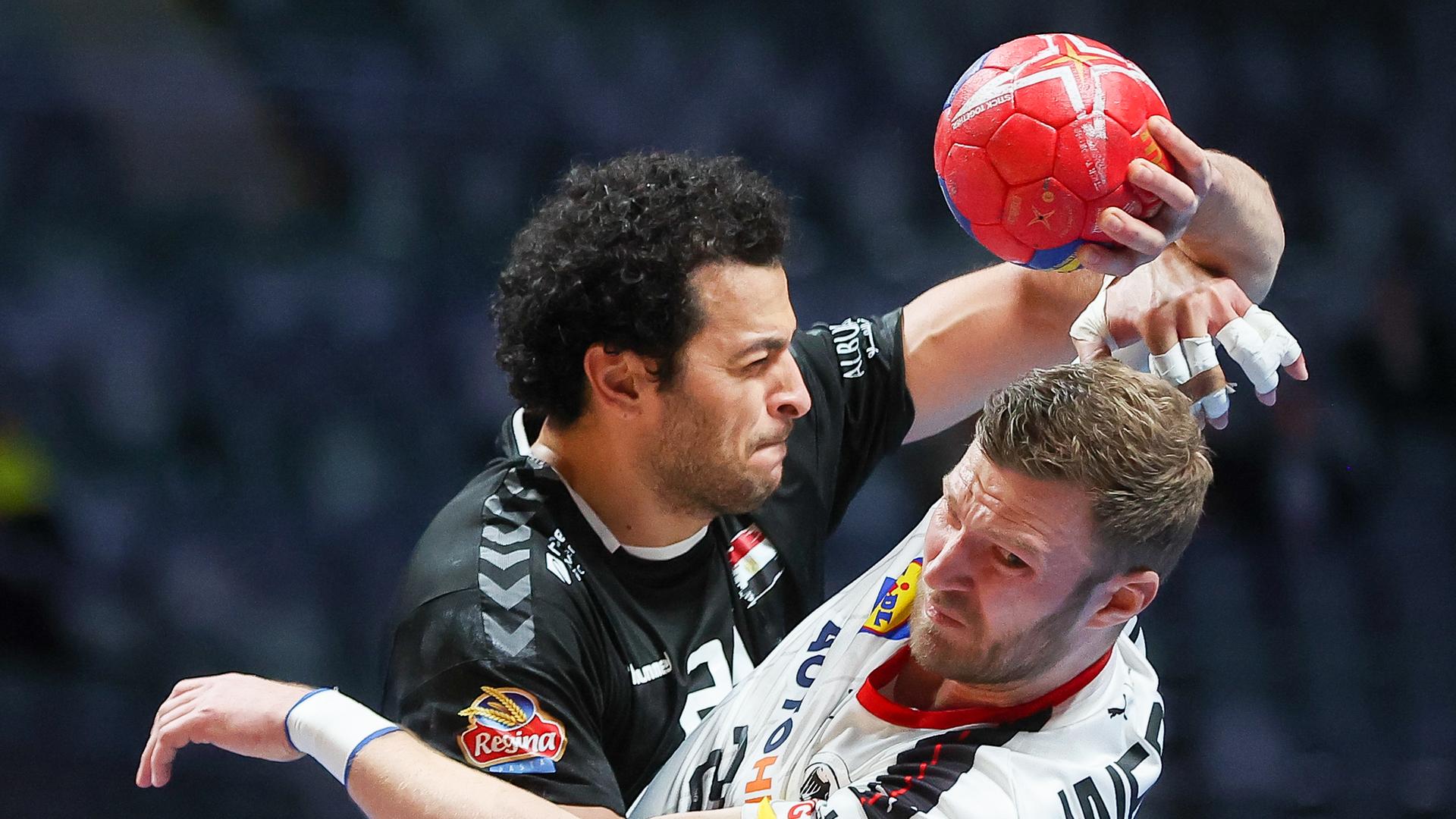 Deutschlands Spieler Philipp Weber wirft, Ãgyptens Ibrahim Elmasry blockt. Deutschlands Spieler Philipp Weber wirft, Ãgyptens Ibrahim Elmasry blockt.