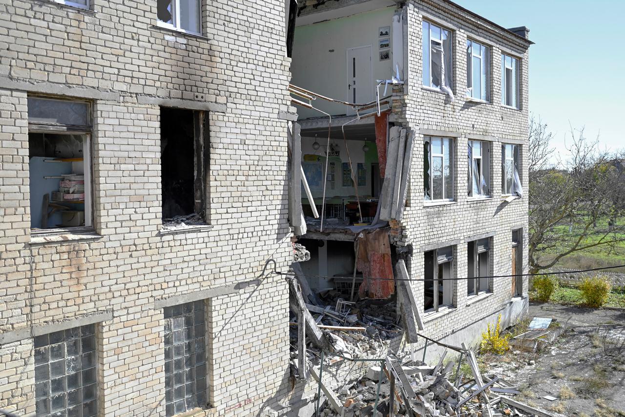 Ein zerstörtes Schulgebäude außerhalb von Mykolajiw in der Ukraine.