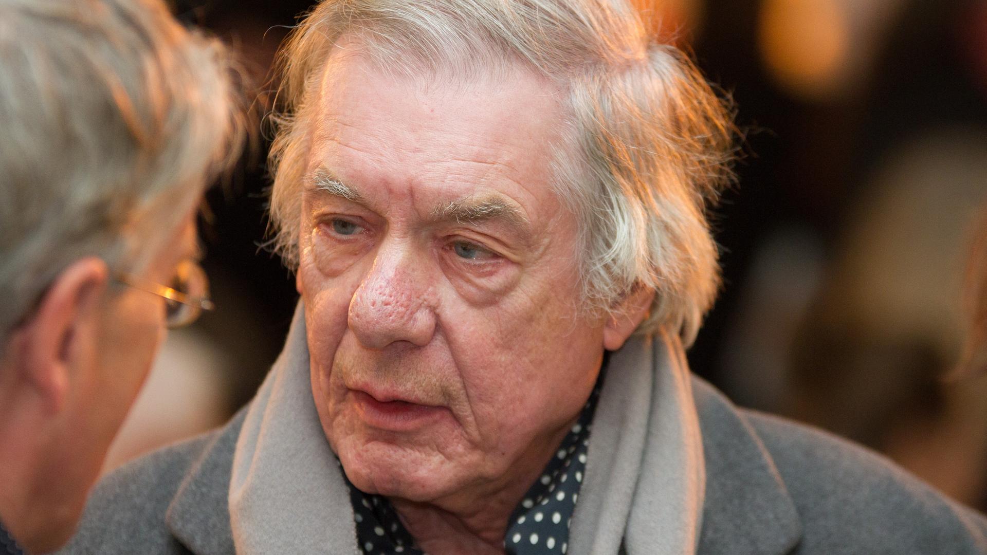Regisseur Hans Neuenfels ist vor der Verleihung des Deutschen Theaterpreises in ein Gespräch vertieft. Regisseur Hans Neuenfels ist vor der Verleihung des Deutschen Theaterpreises in ein Gespräch vertieft.