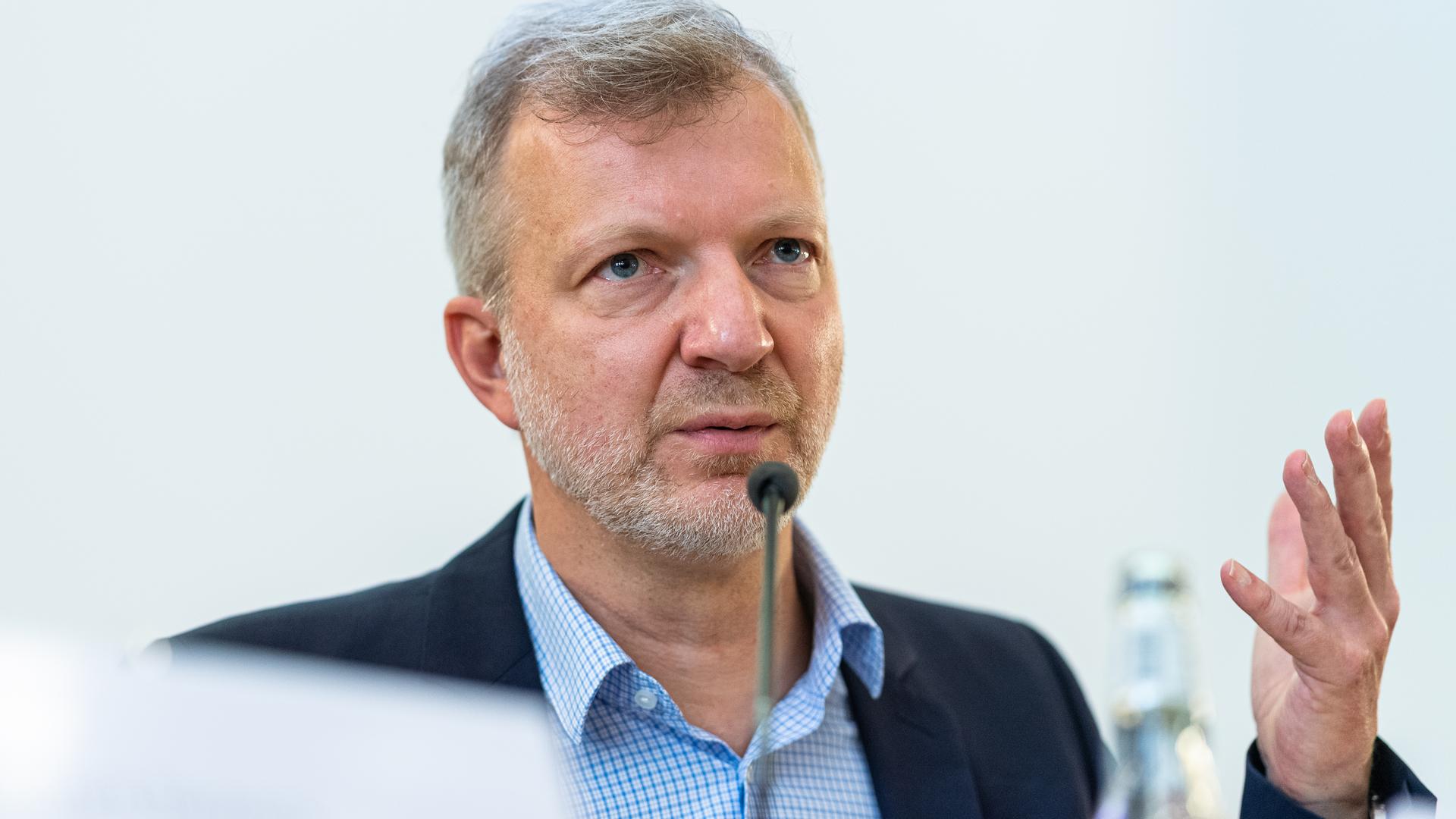 Der Historiker Thomas Großbölting spricht bei der Pressekonferenz zur Vorstellung der Studienergebnisse zum Missbrauch im Bistum Münster. In der Westfälischen Wilhelms Universität stellt das Forschungsteam die Studienergebnisse aus dem Missbrauch von 1945 - 2020 im Bistum Münster vor. Der Historiker Thomas Großbölting spricht bei der Pressekonferenz zur Vorstellung der Studienergebnisse zum Missbrauch im Bistum Münster. In der Westfälischen Wilhelms Universität stellt das Forschungsteam die Studienergebnisse aus dem Missbrauch von 1945 - 2020 im Bistum Münster vor.