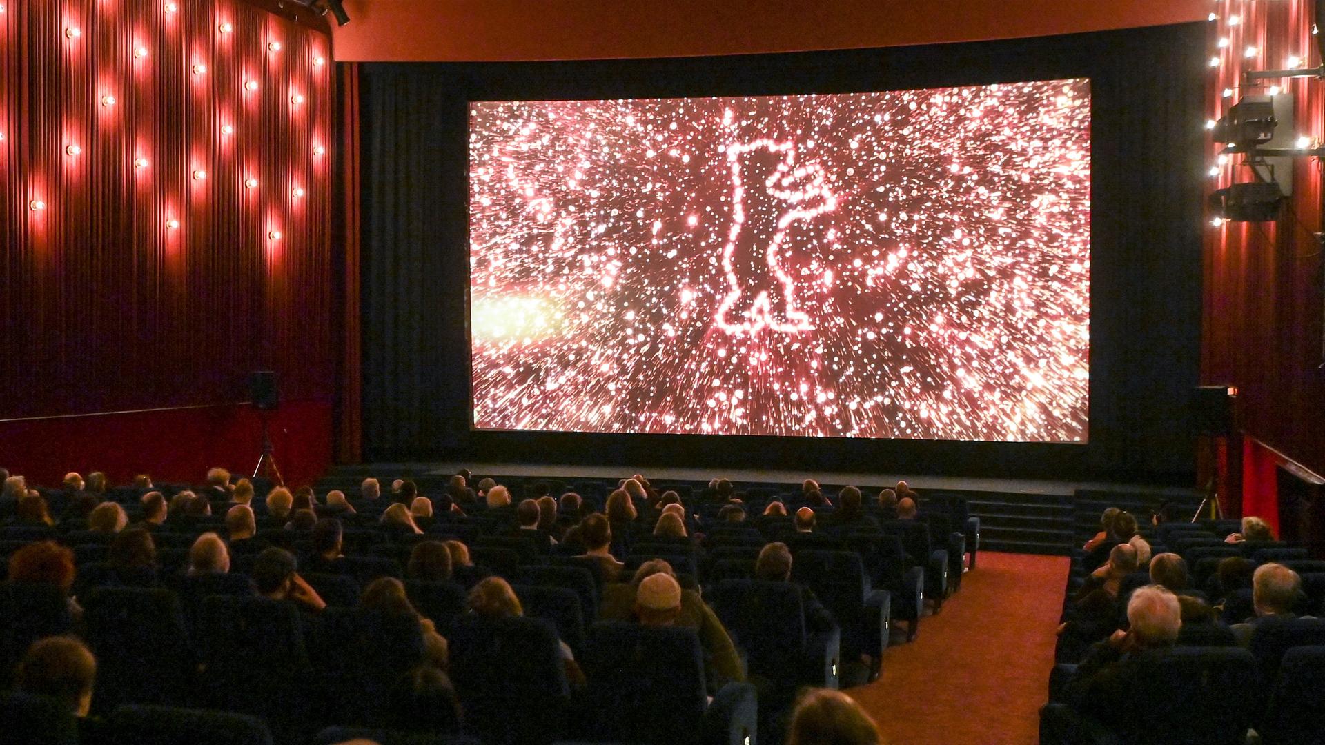 Kinobesucher sitzen bei der Berlinale 2022 in einem Kinosaal des Delphi-Filmpalasts. Kinobesucher sitzen bei der Berlinale 2022 in einem Kinosaal des Delphi-Filmpalasts.
