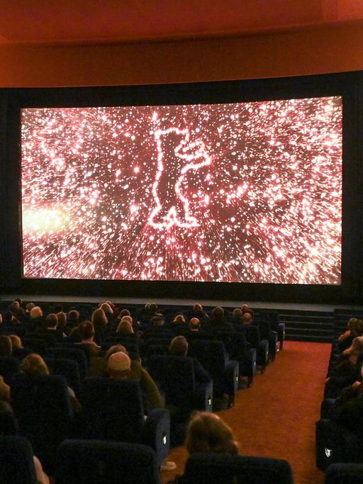 Kinobesucher sitzen bei der Berlinale 2022 in einem Kinosaal des Delphi-Filmpalasts.