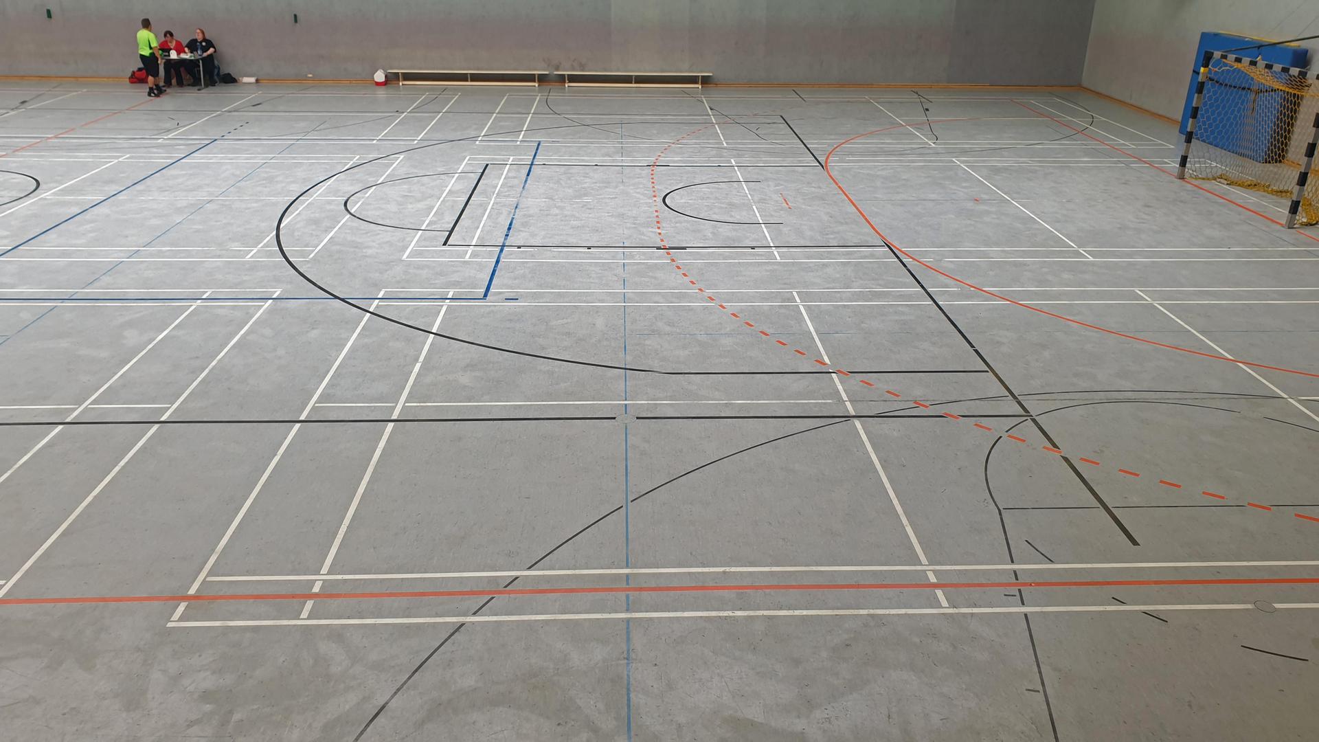 Blick auf den Boden einer Turnhalle. Blick auf den Boden einer Turnhalle.