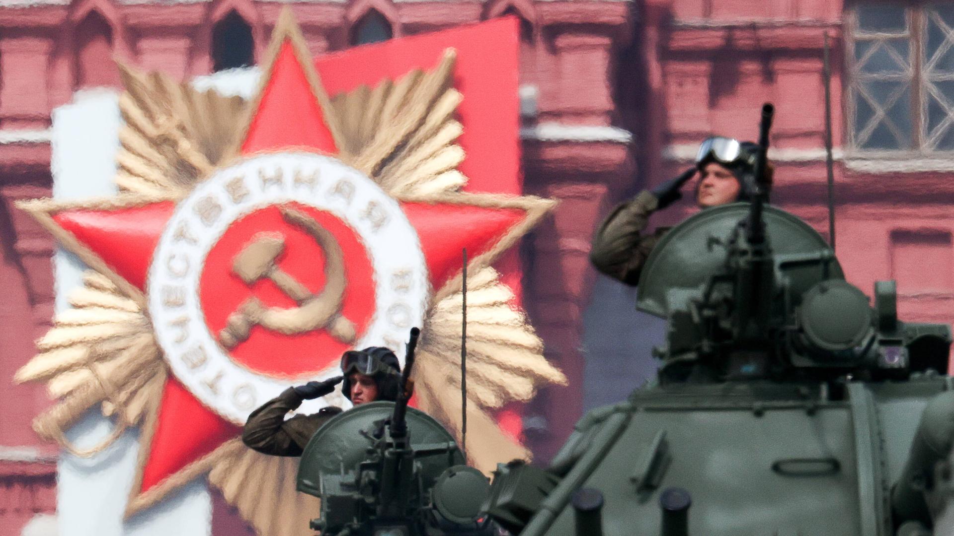 Zwei Soldaten salutieren bei der Militärparade in Moskau am 09.05.2022. Zwei Soldaten salutieren bei der Militärparade in Moskau am 09.05.2022.