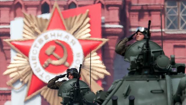 Zwei Soldaten salutieren bei der Militärparade in Moskau am 09.05.2022.