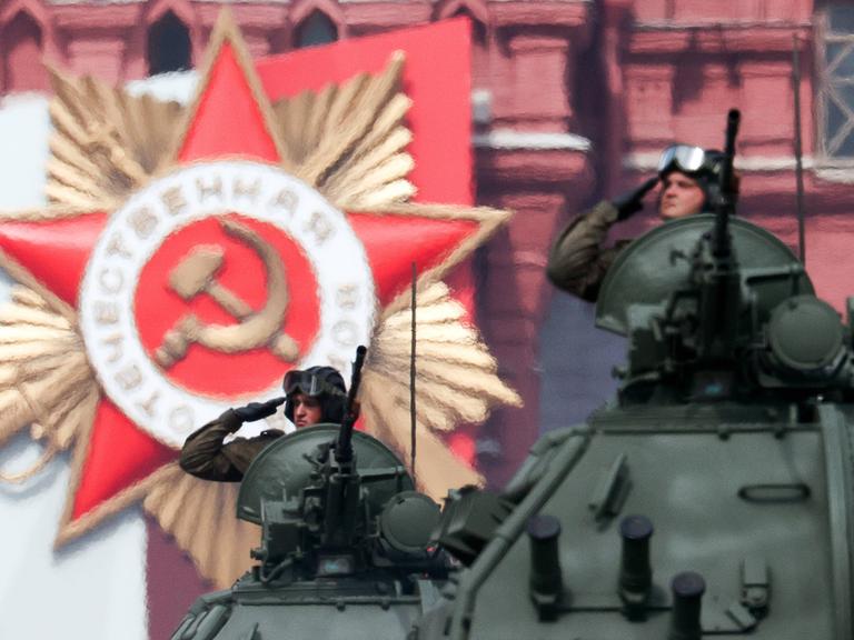 Zwei Soldaten salutieren bei der Militärparade in Moskau am 09.05.2022.
