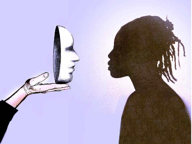 Eine schwarze Frau, als Silhouette dargestellt, schaut einer weißen Maske ins Gesicht, die ihr wie ein Spiegel vorgehalten wird.